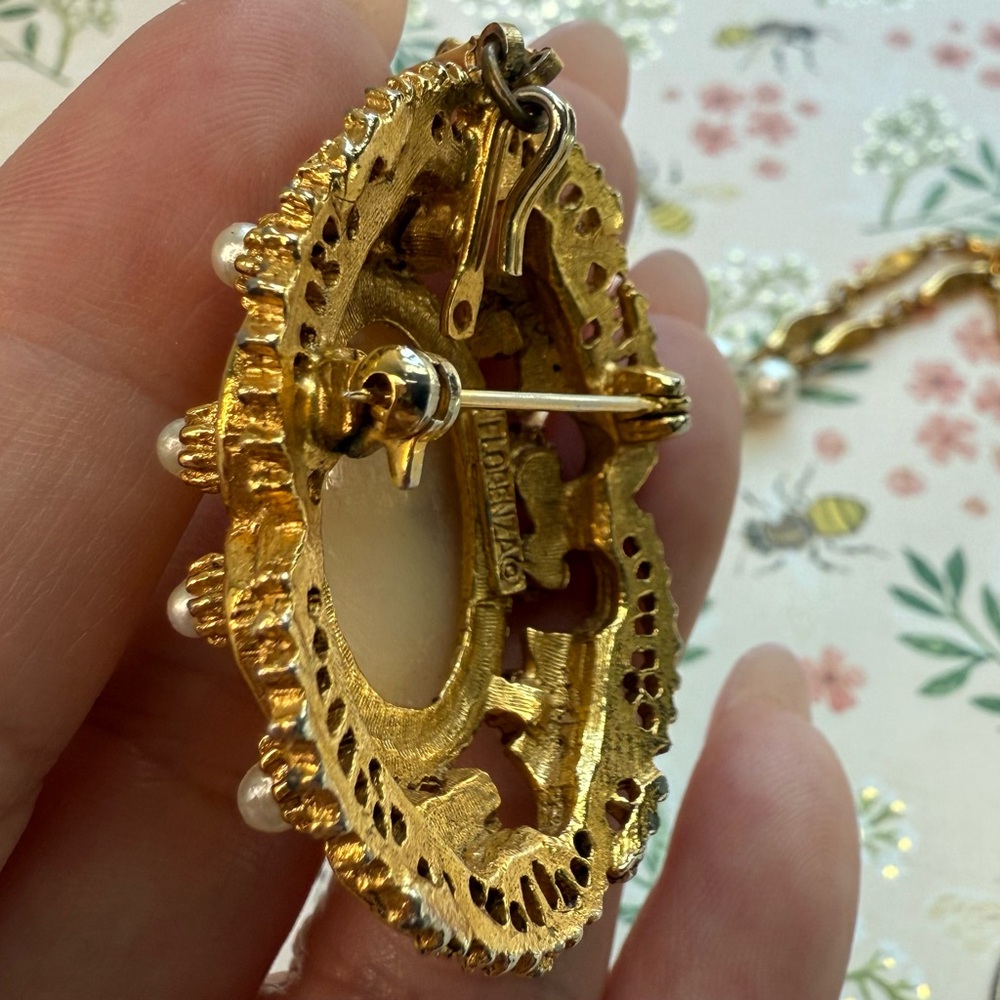 Vintage FLORENZA Shell Cameo Pendant Brooch Necklace Gold Tone - Picture 3 of 11